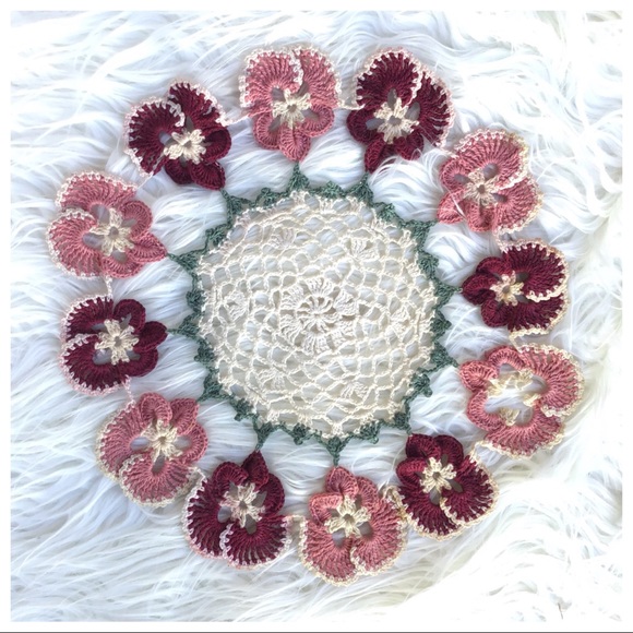 African Violet Crochet Doylie - Picture 1 of 2